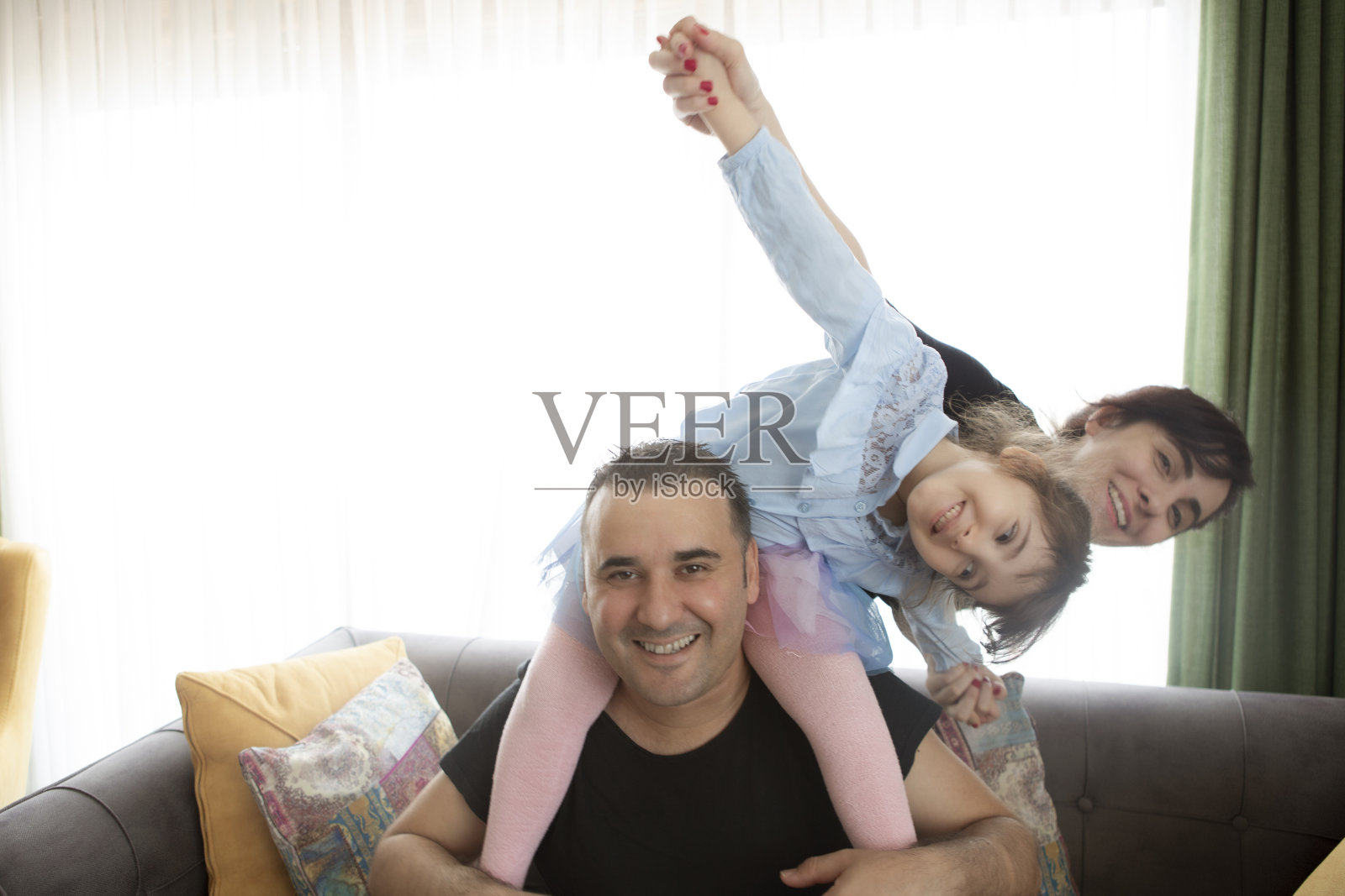 幸福的家庭在家里玩得开心照片摄影图片