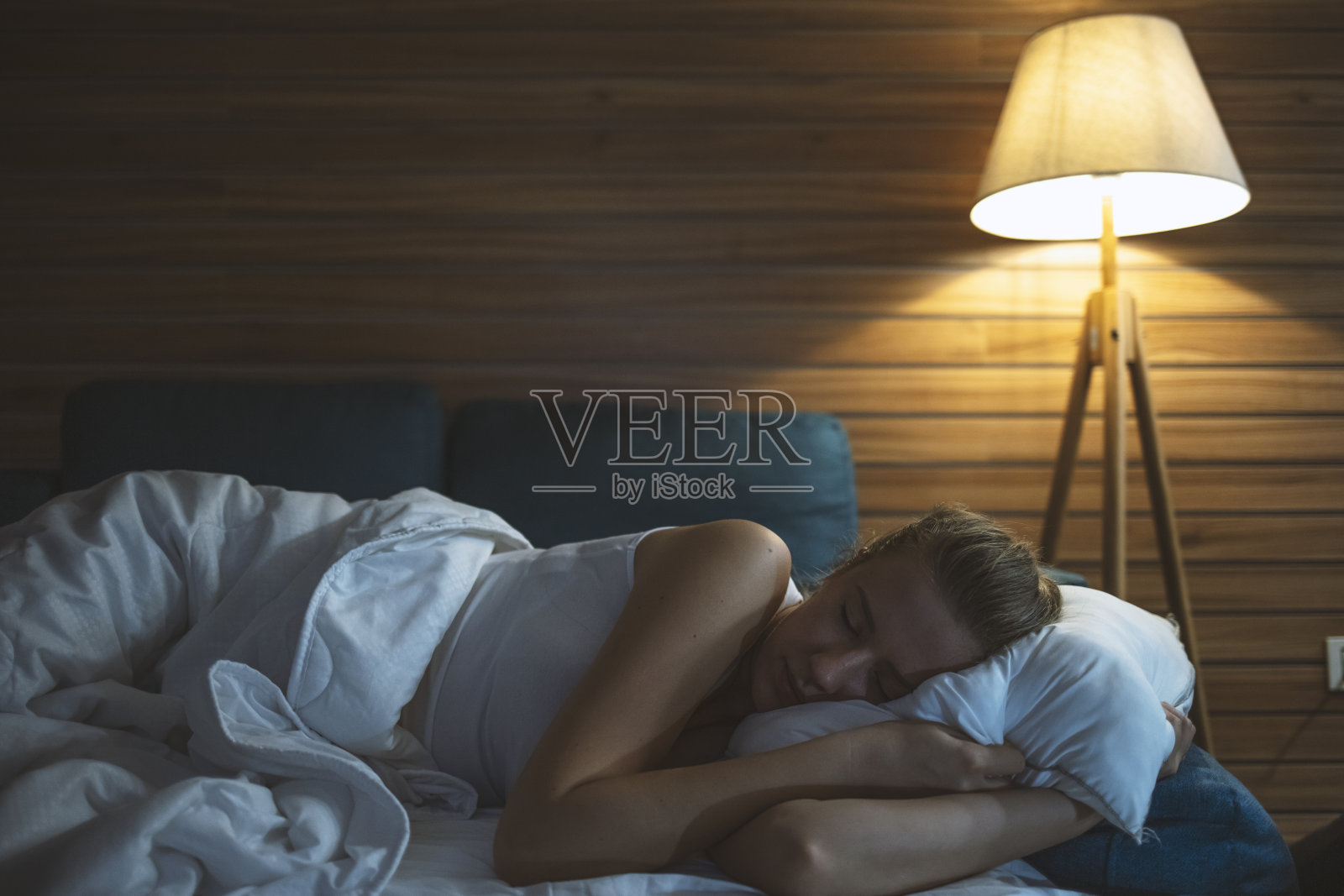 快乐的年轻情侣趴在床上-蓝牛仔影像-中国原创广告影像素材