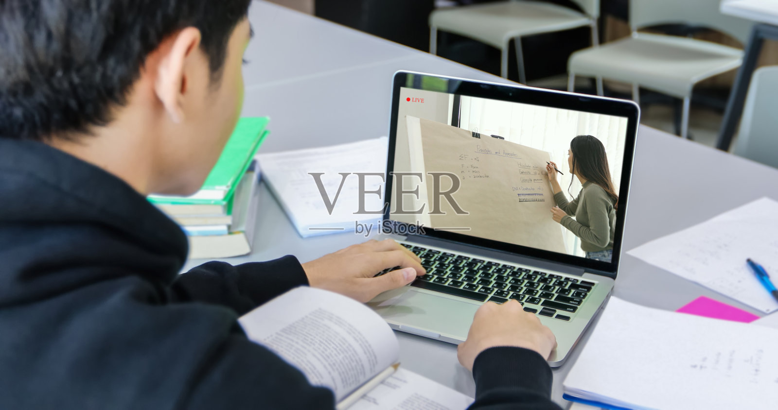 在新冠肺炎疫情和隔离期间，亚洲学生在家中使用笔记本电脑和平板电脑进行在线学习和工作照片摄影图片