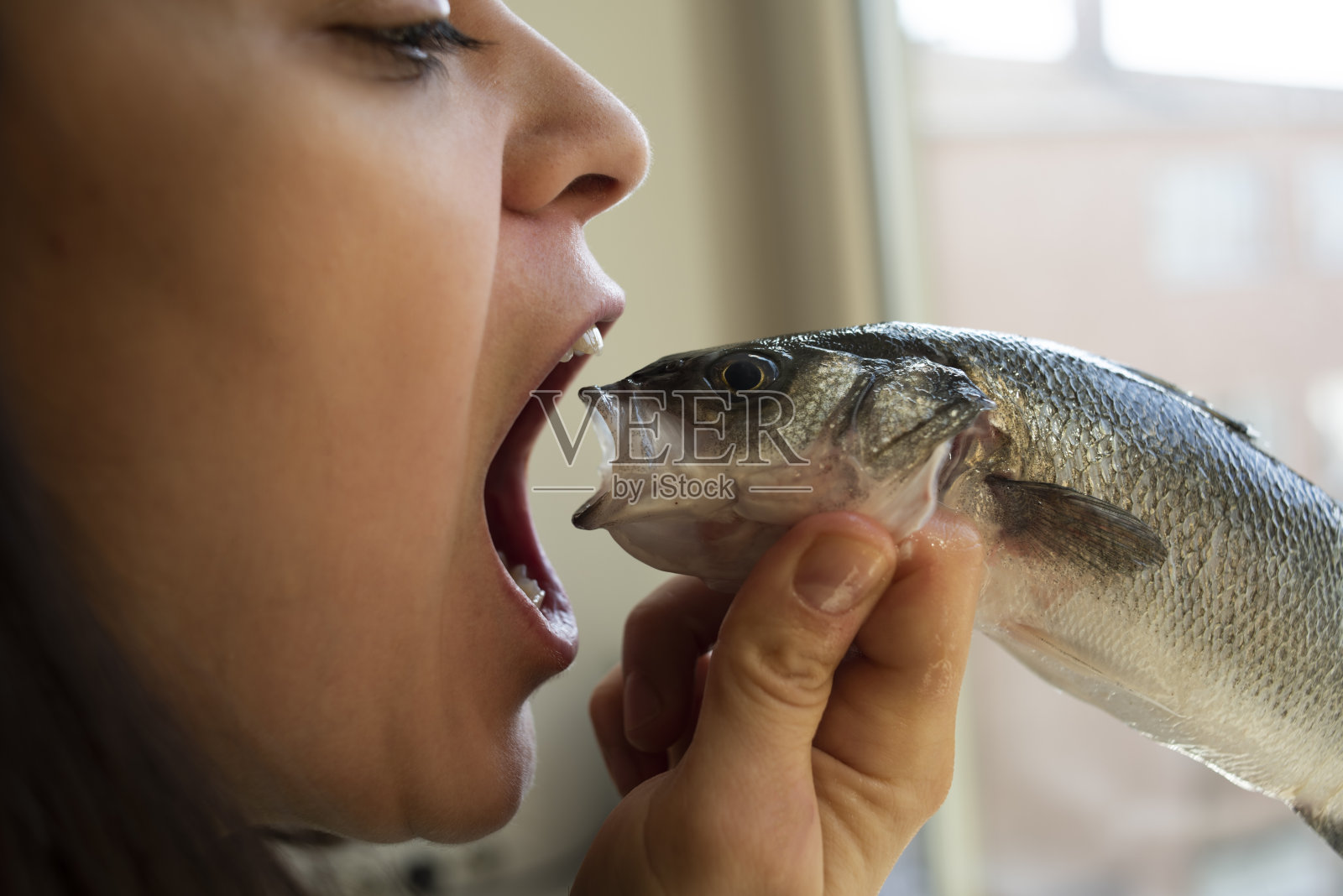 张开嘴的女人张开嘴的鱼照片摄影图片