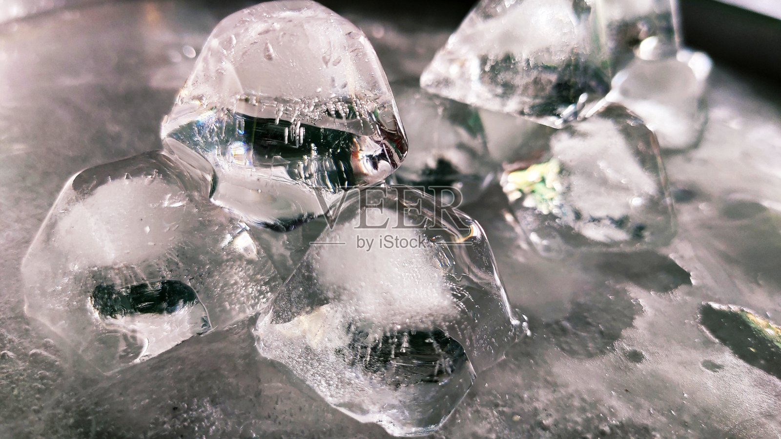 冰冻表面上的冰块照片摄影图片