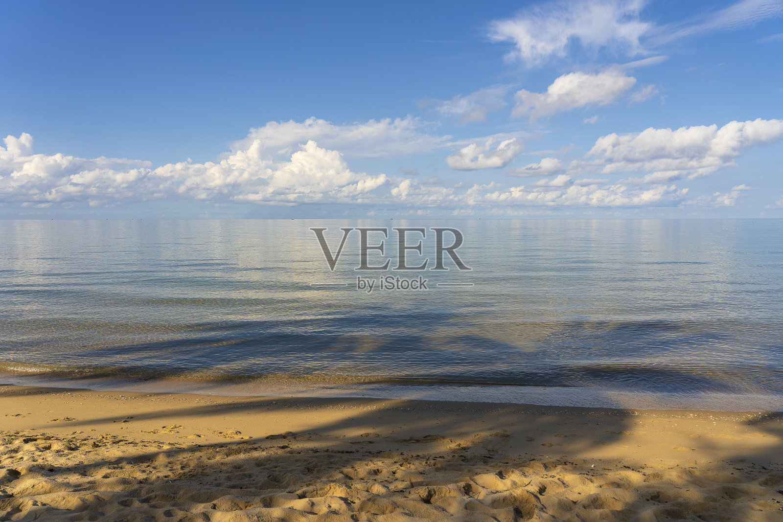 越南富国岛的热带沙滩和夏日海水，蓝天白云照片摄影图片