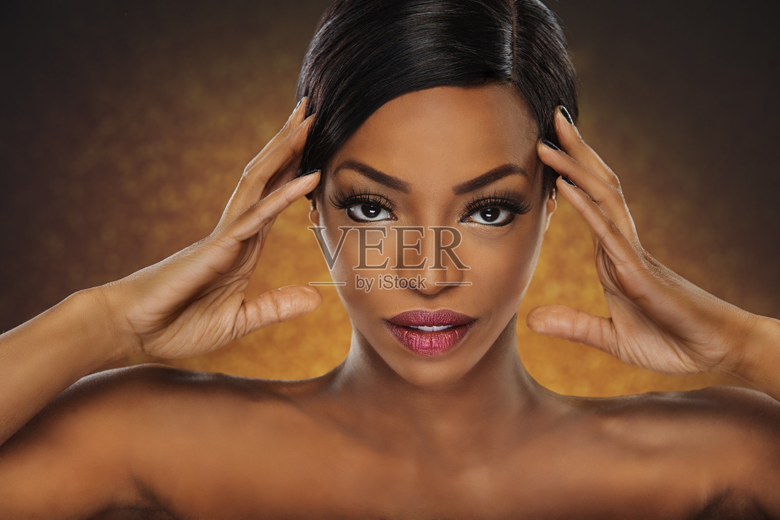 性感的年轻非洲妇女肖像在金色的背景照片摄影图片