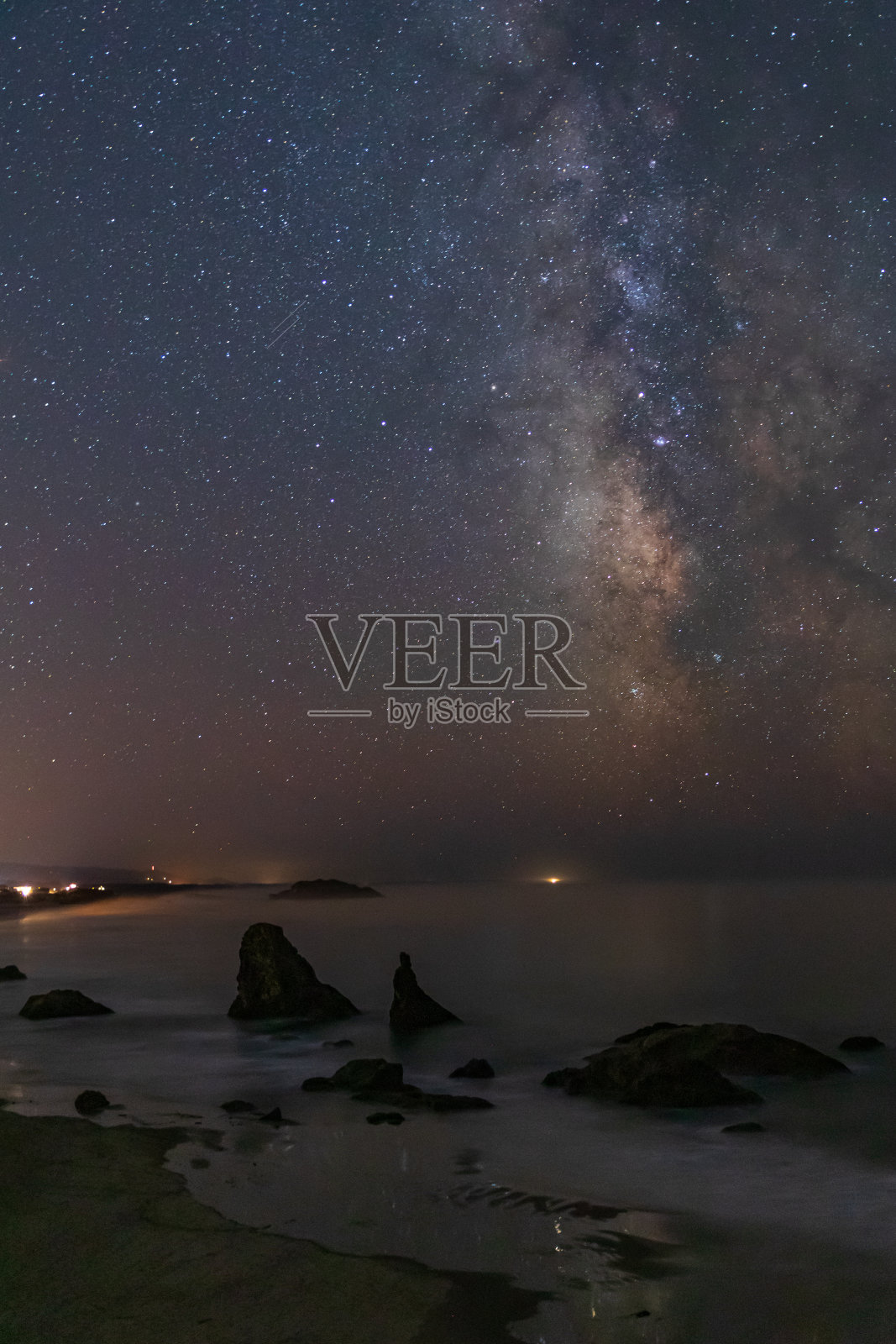 班登海滩上方的银河系垂直图像照片摄影图片