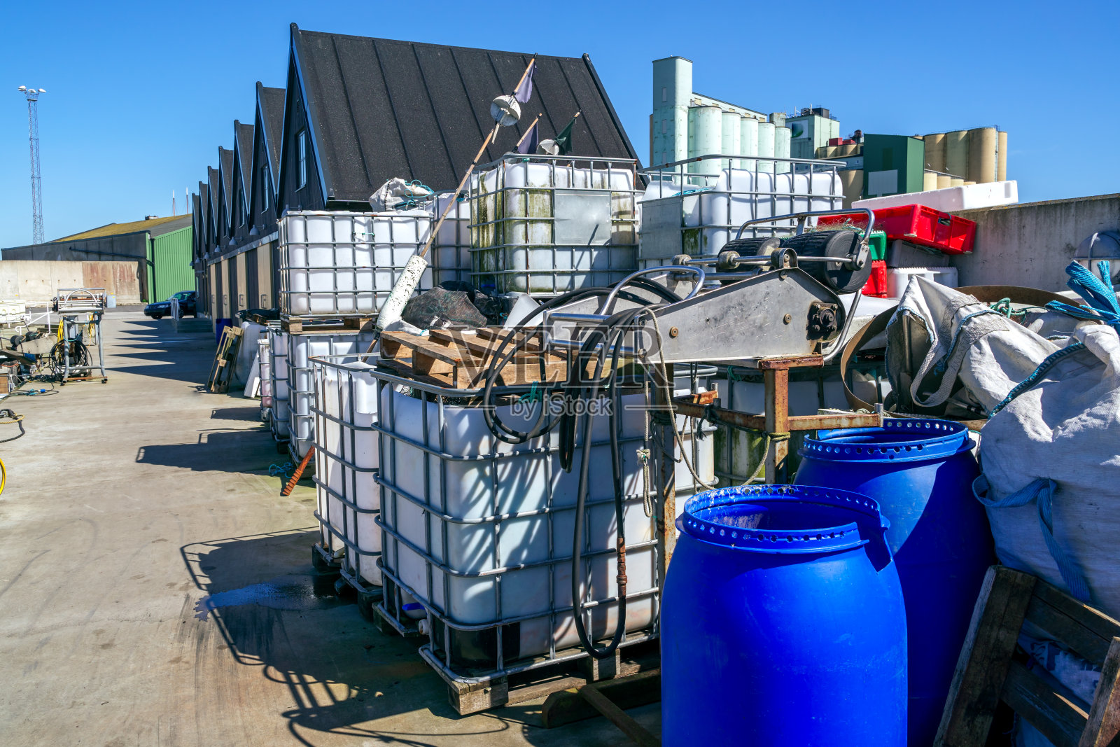 瑞典斯塔德港的塑料渔网容器照片摄影图片