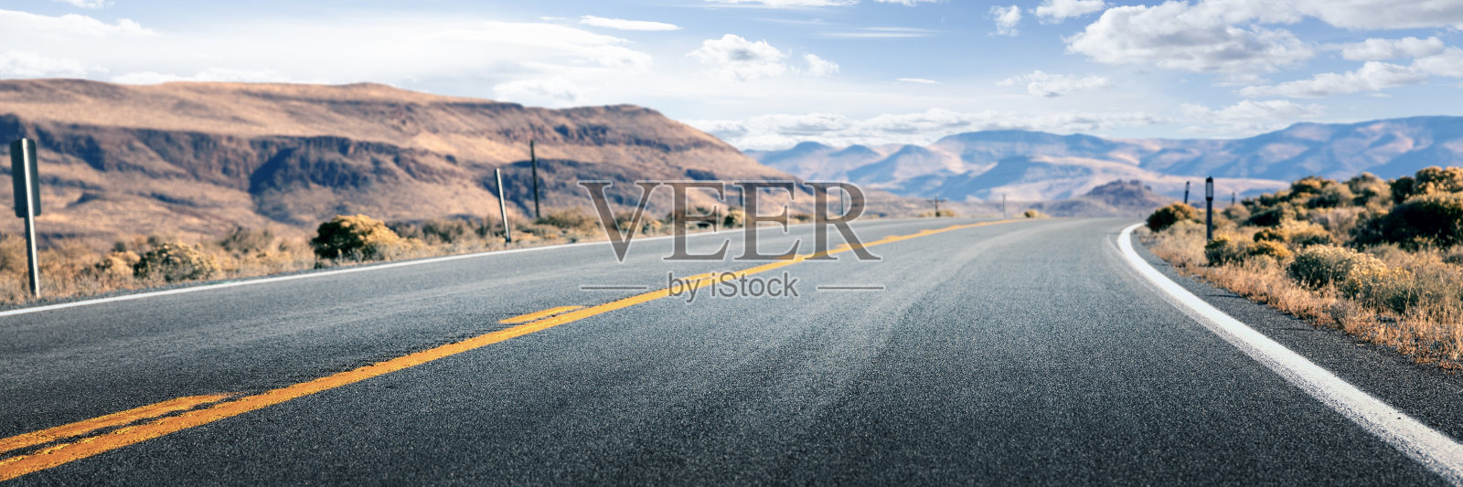 穿越沙漠的漫长而笔直的道路照片摄影图片