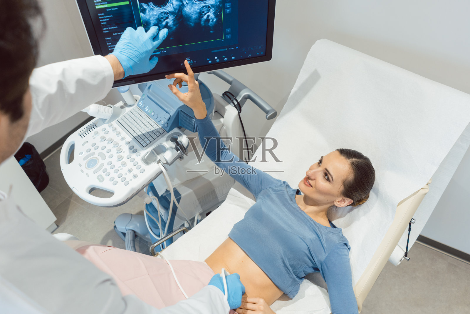 妇科医生和妇女在超声波验孕照片摄影图片