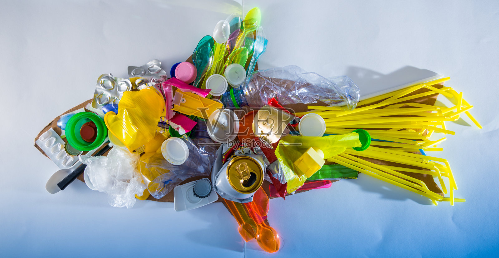 塑料鱼由一次性塑料和废塑料制成，生态理念照片摄影图片