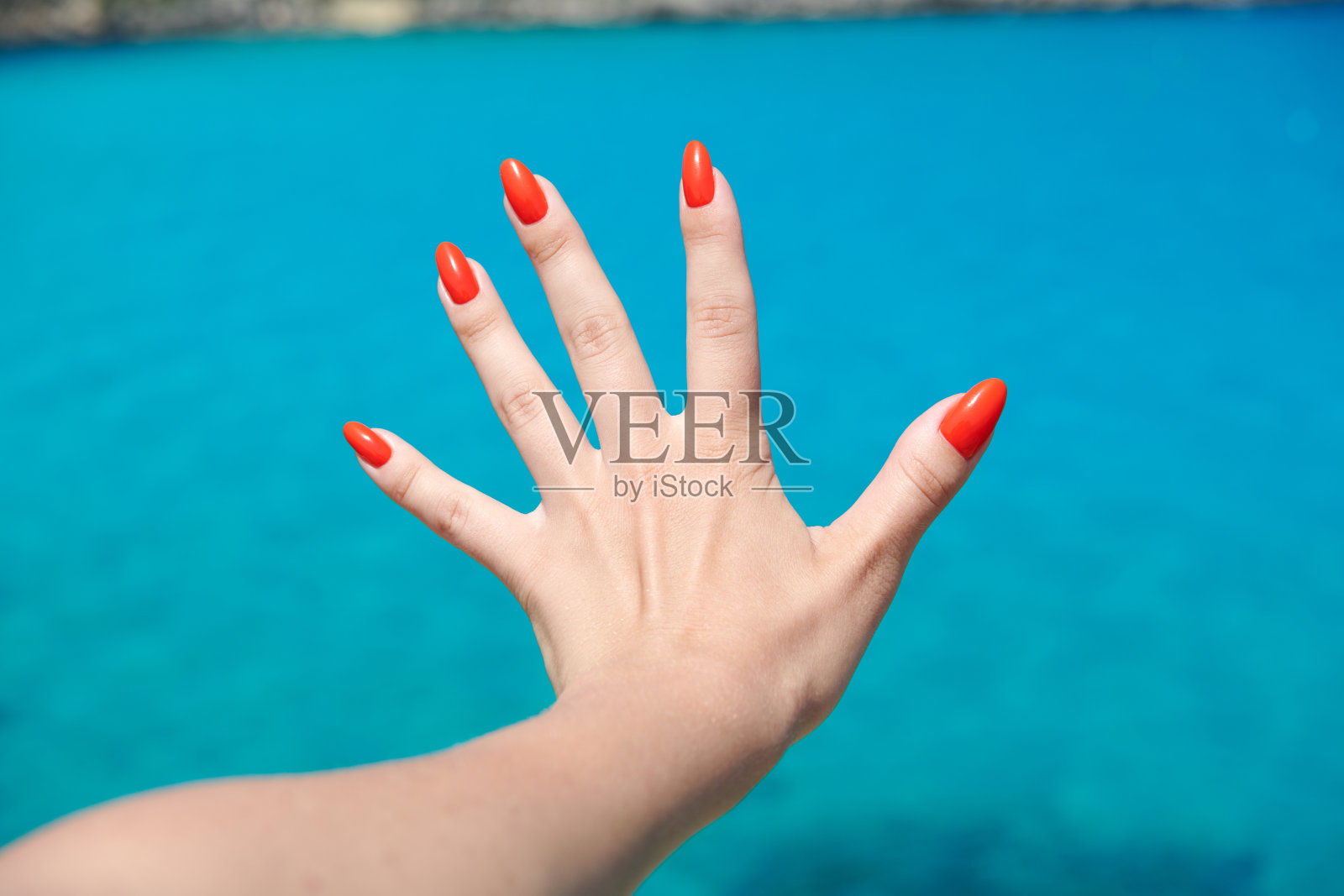 一个女人在热带海滩做手势照片摄影图片