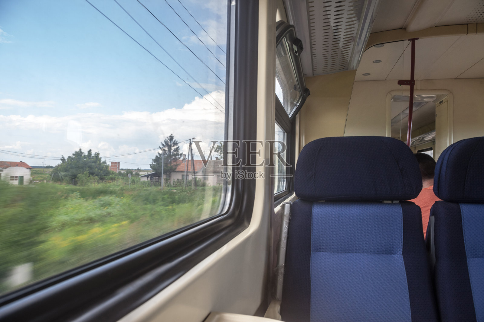 欧洲风格的现代区域列车上的空座位，在乡间旅行，从窗口看，速度模糊的效果。照片摄影图片