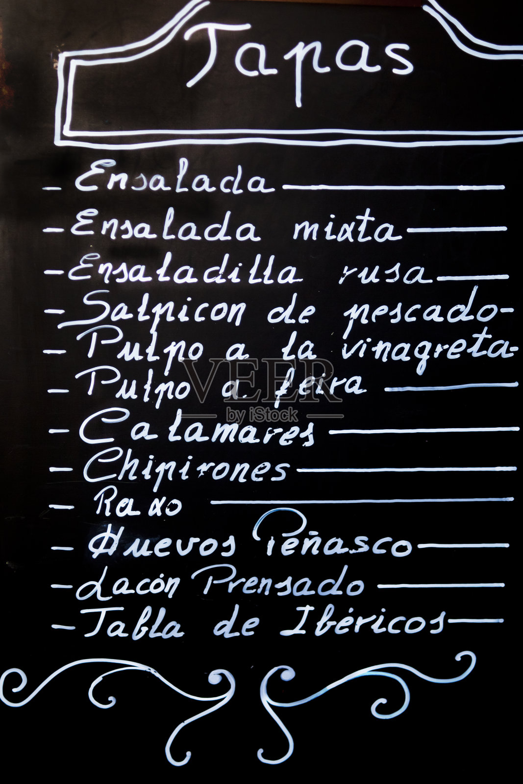 酒吧小吃菜单，用粉笔手写在黑板上。照片摄影图片