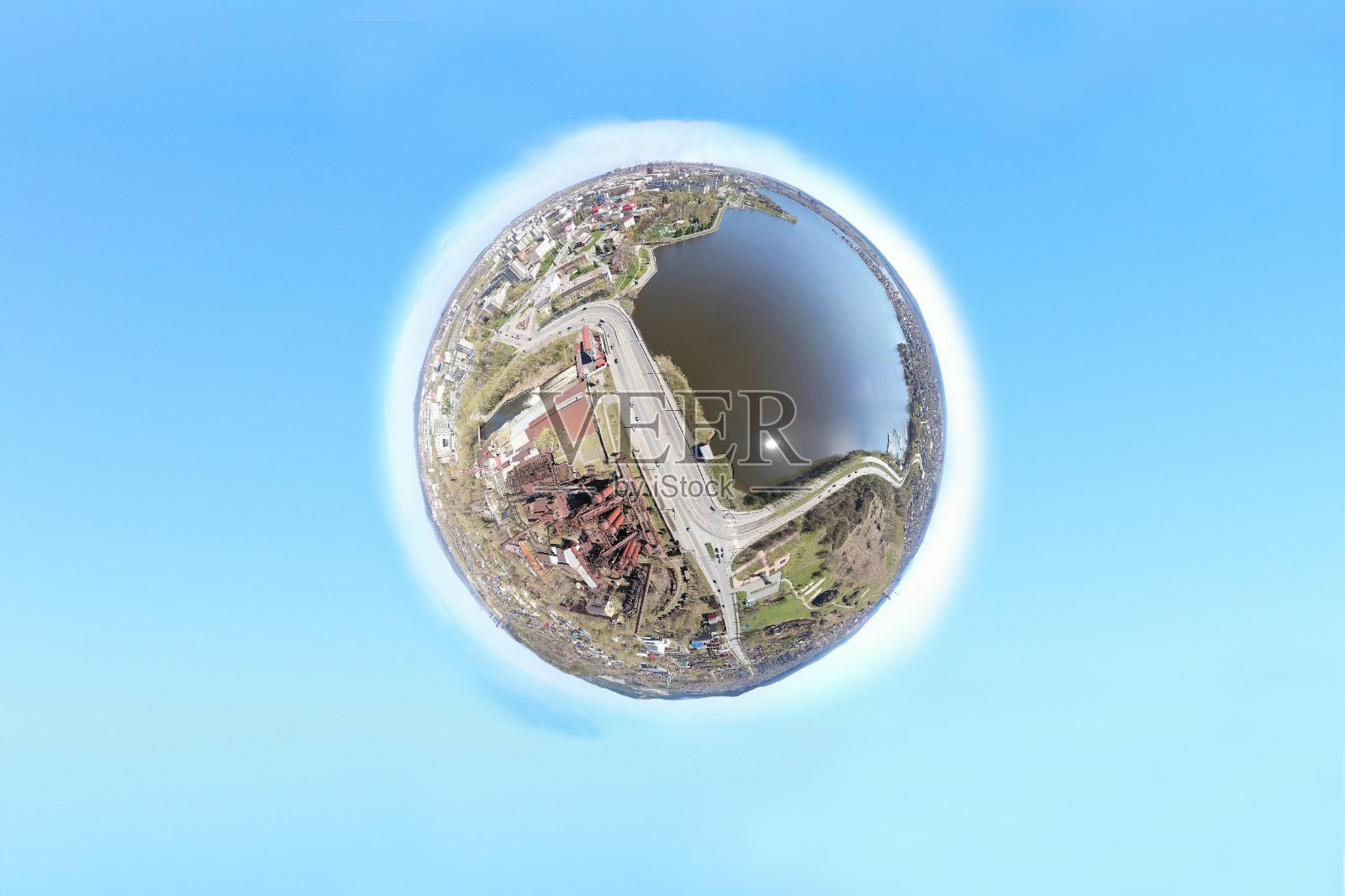将城市街道的形象转化为一个星球，以bkue为背景。小行星变换球面全景360度。曲率的空间照片摄影图片