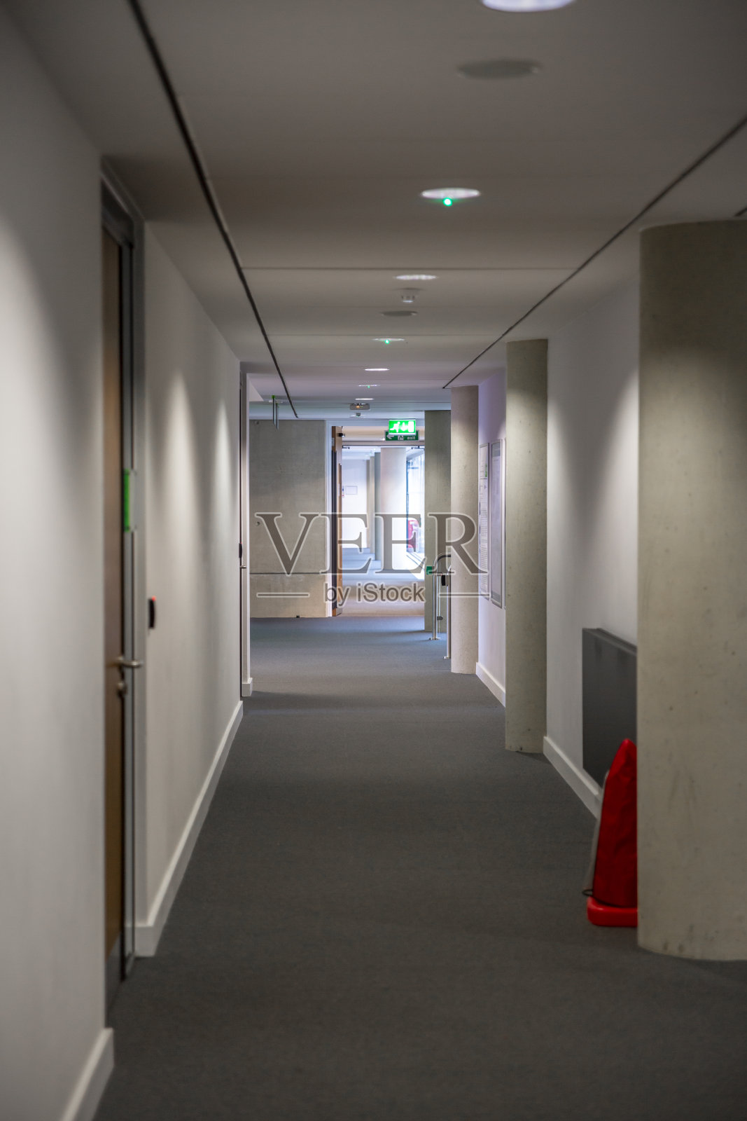 现代办公大楼里空荡荡的长走廊。照片摄影图片