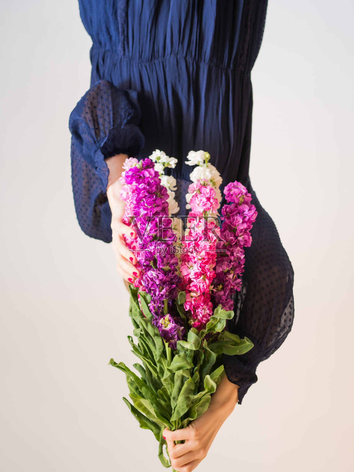 创意女性无脸肖像与一束花照片摄影图片