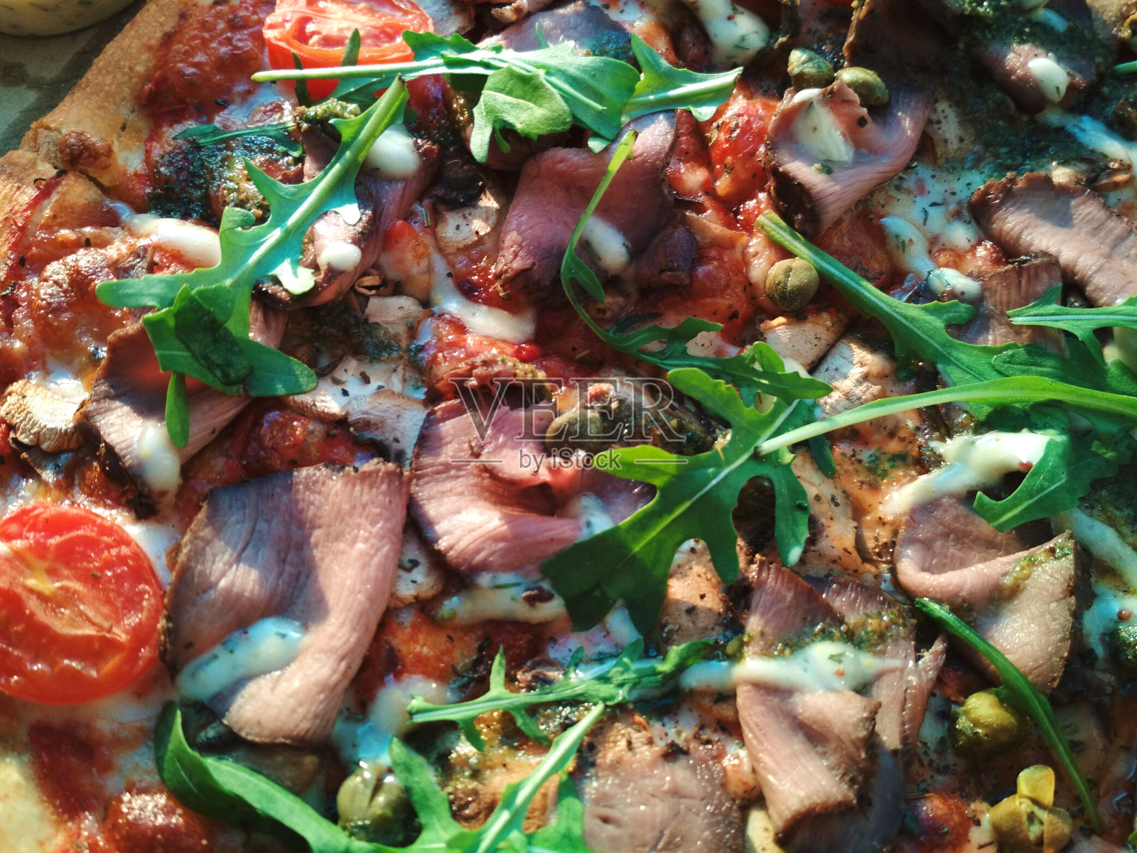 比萨美味的意大利快餐西红柿火腿芝麻菜奶酪蘑菇微距照片照片摄影图片