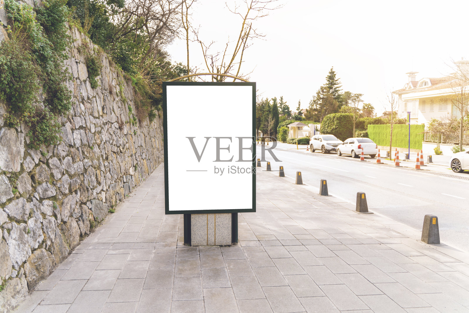 空白模拟垂直与复制空间区域为您的文本信息或推广内容旁边的道路在一天。土耳其伊斯坦布尔照片摄影图片