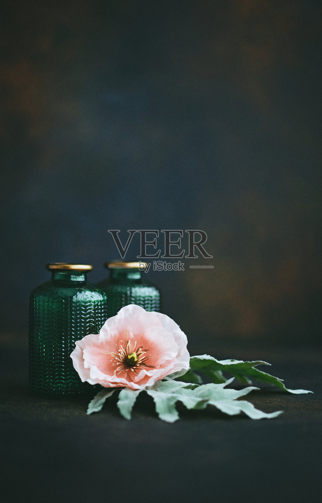 静物背景与小玻璃罐和粉红色的罂粟照片摄影图片