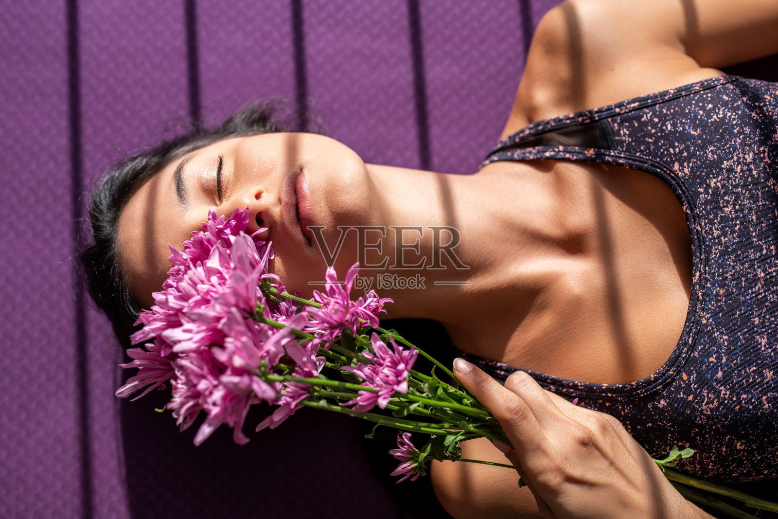 一个拿着花的漂亮女人的肖像。照片摄影图片
