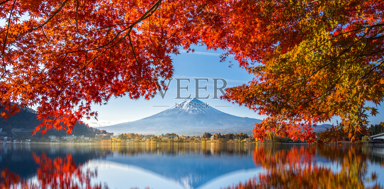 七彩秋色，川口湖的富士山晨雾和红叶是日本最好的地方之一照片摄影图片
