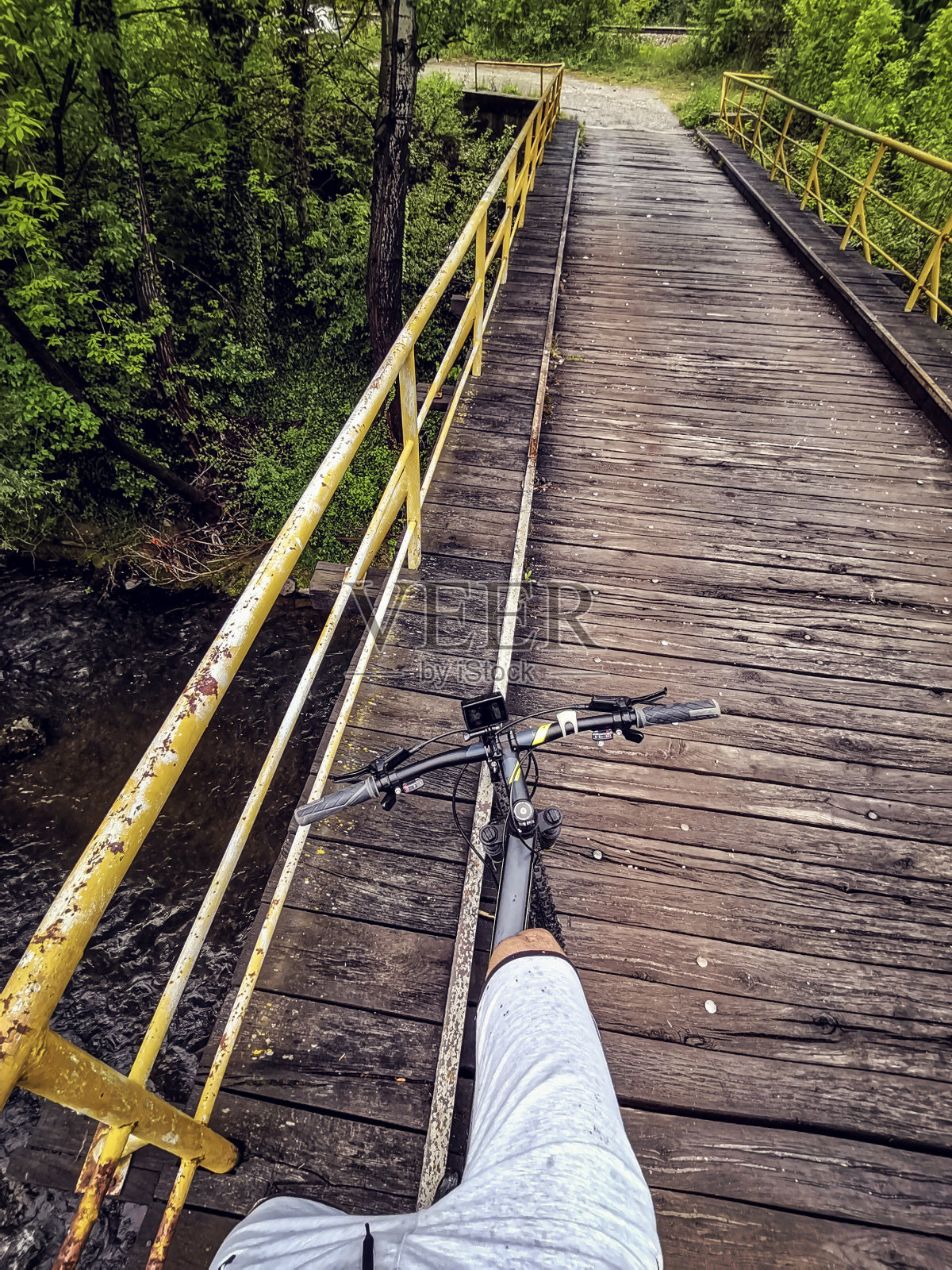 一名山地摩托车手正在穿越塞尔维亚的一座吊桥照片摄影图片