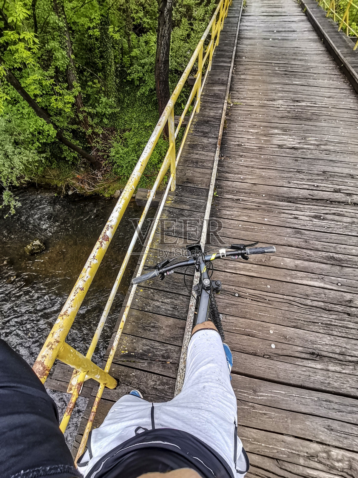 一名山地摩托车手正在穿越塞尔维亚的一座吊桥照片摄影图片