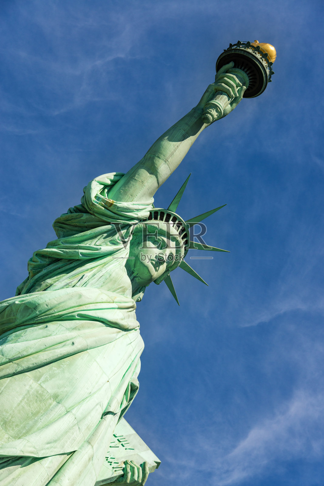 自由女神像映衬着纽约的蓝天照片摄影图片