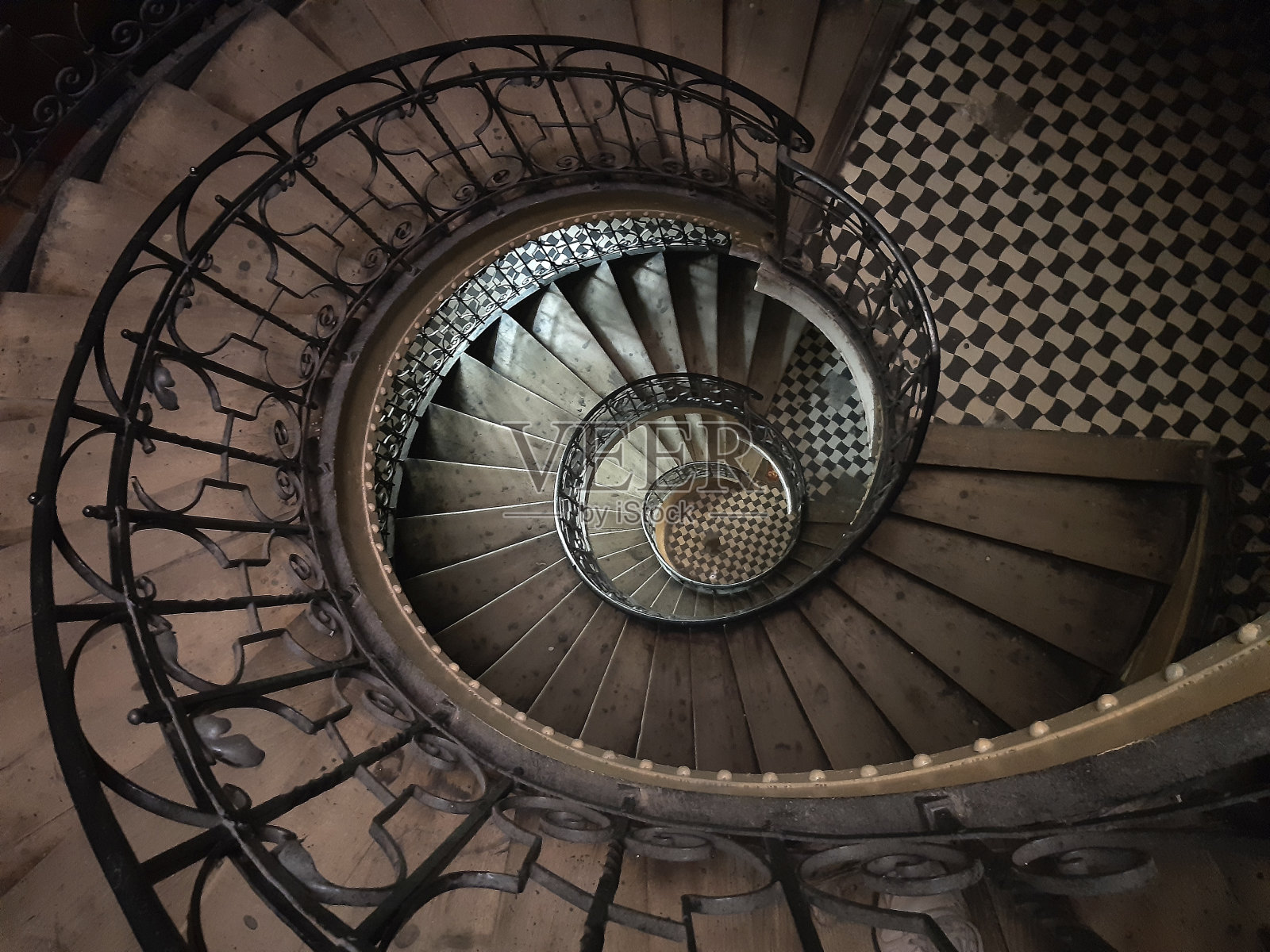 老式欧洲房子里的老式螺旋楼梯。照片摄影图片