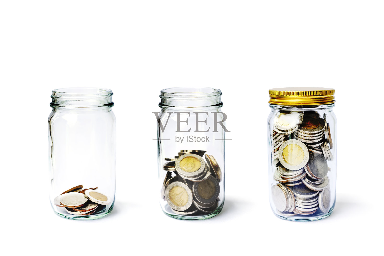 硬币罐中踏成长，概念省钱或投资理财。三个玻璃瓶盖上了盖子照片摄影图片