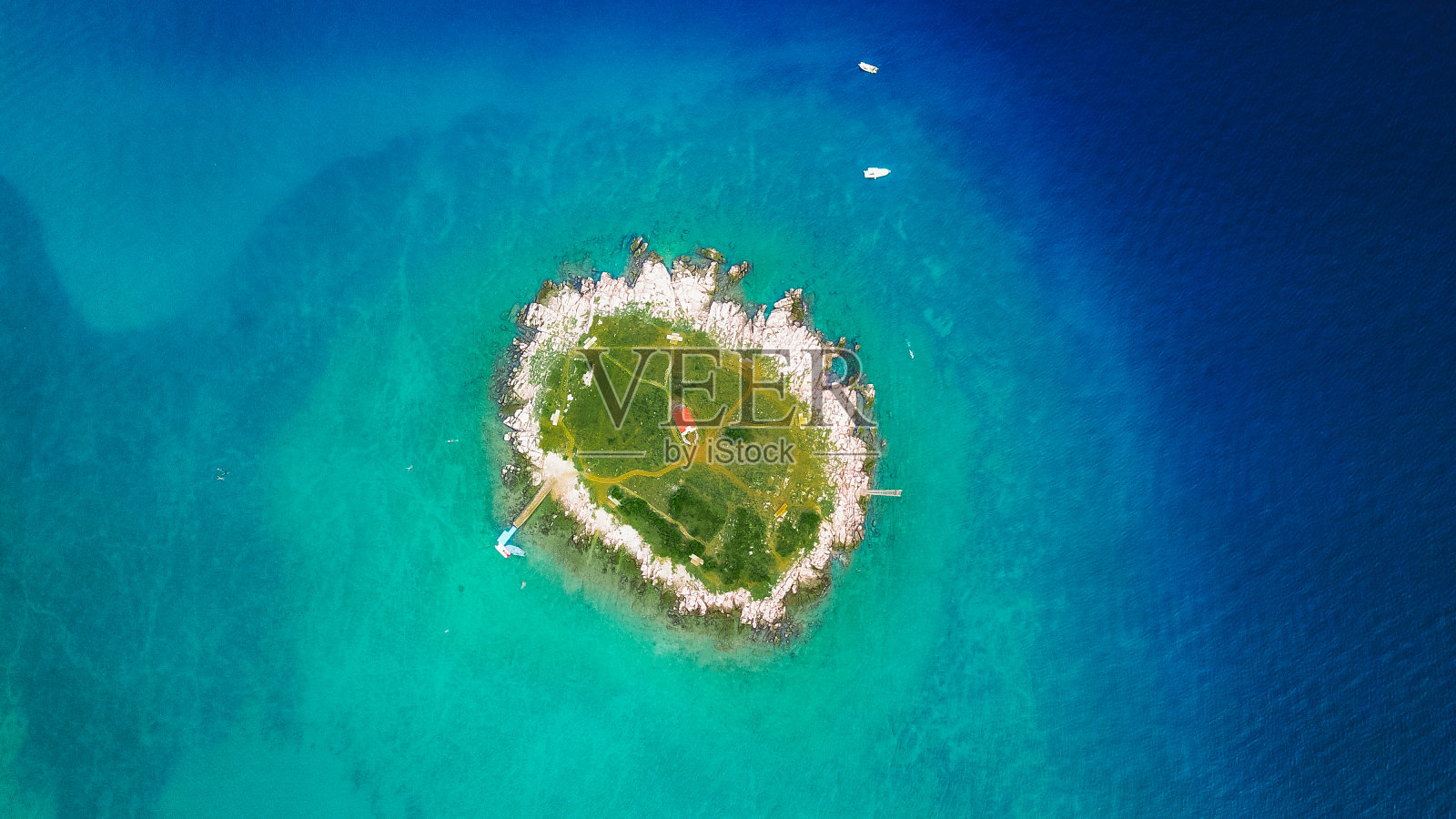 鸟瞰图上的遥远岛屿上的绿松石海与船在克罗地亚海岸照片摄影图片