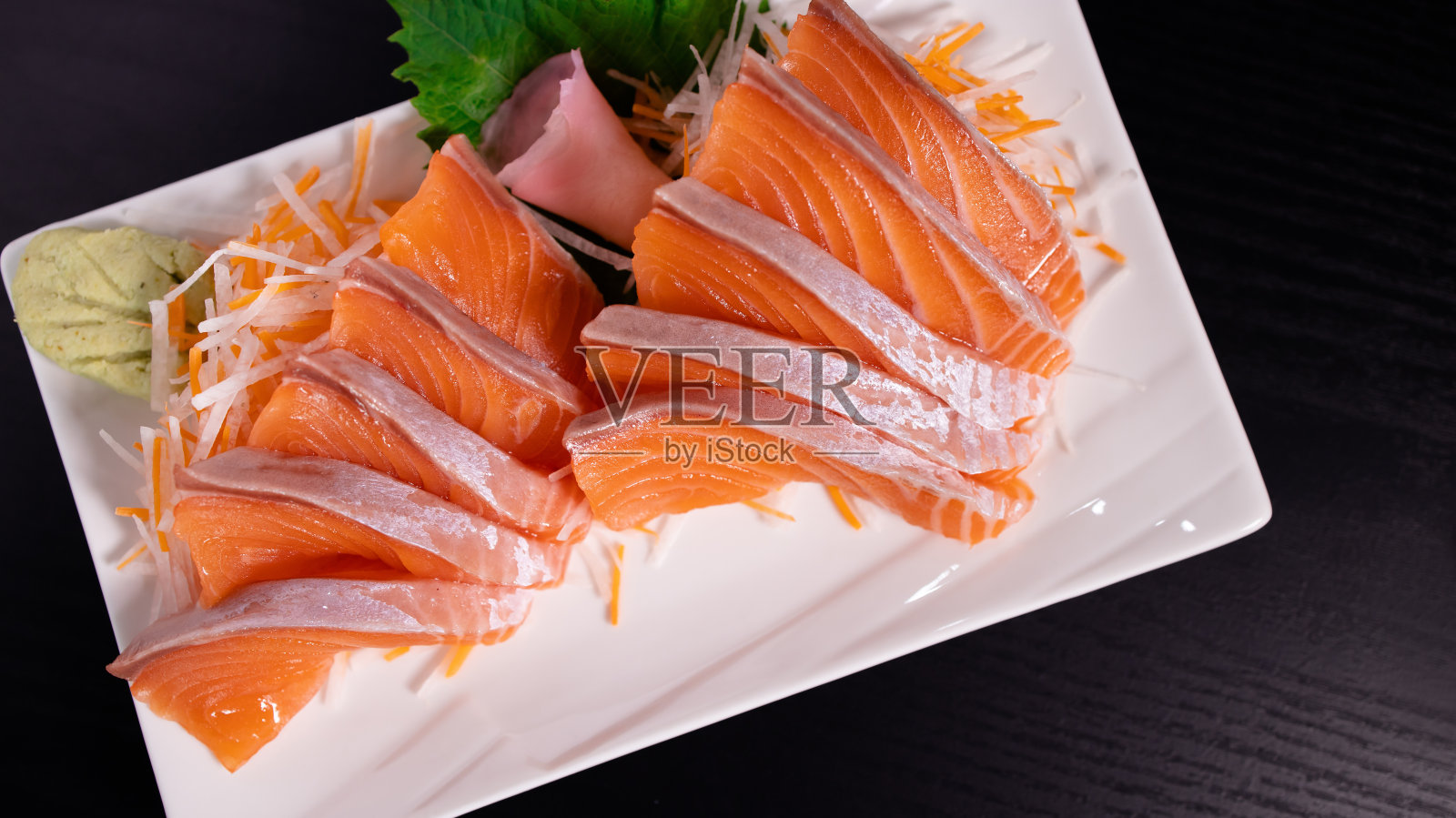 俯视图三文鱼刺身在桌子上。日本食品的概念照片摄影图片
