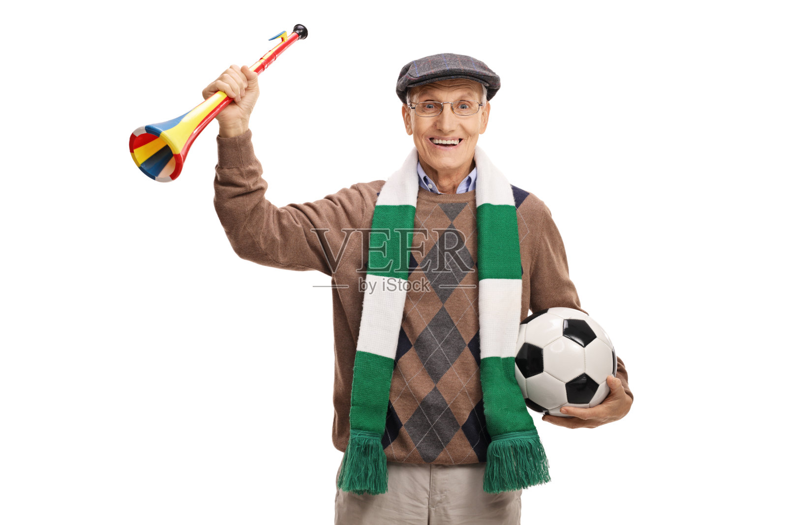 一个拿着足球和喇叭的老人对着镜头微笑照片摄影图片