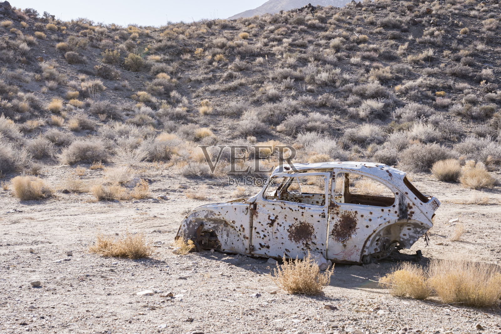 废弃的汽车在炎热的莫哈韦沙漠照片摄影图片