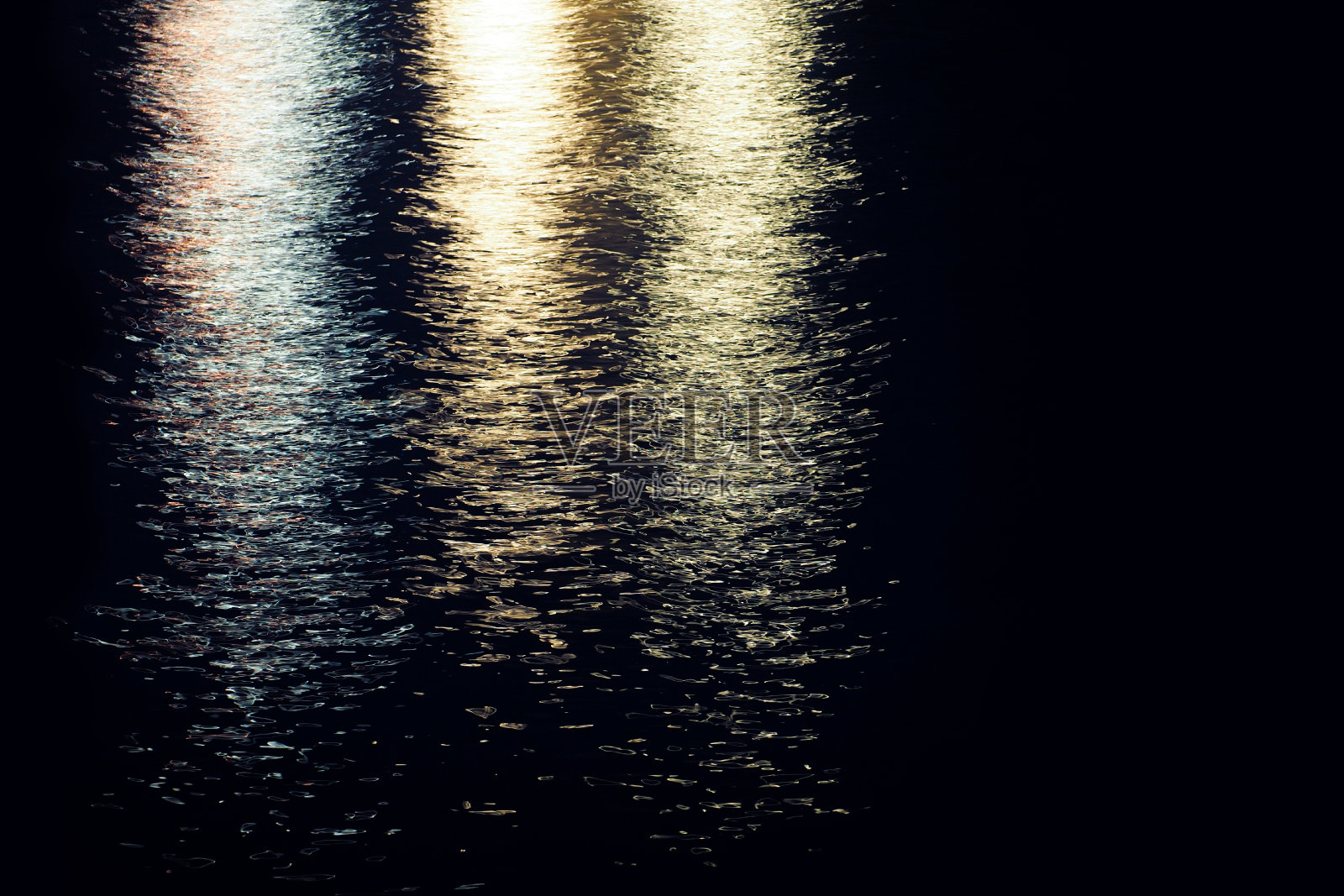 从水面上的灯笼眩光，长时间曝光照片摄影图片