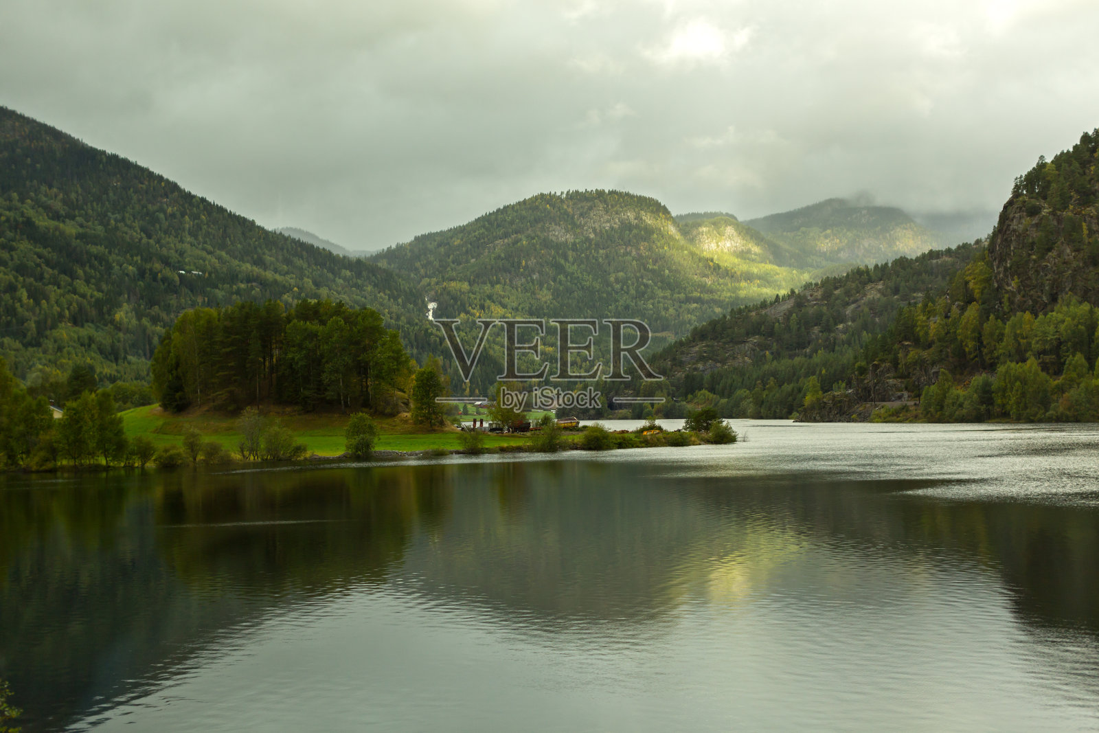 挪威山脉在河上的倒影照片摄影图片