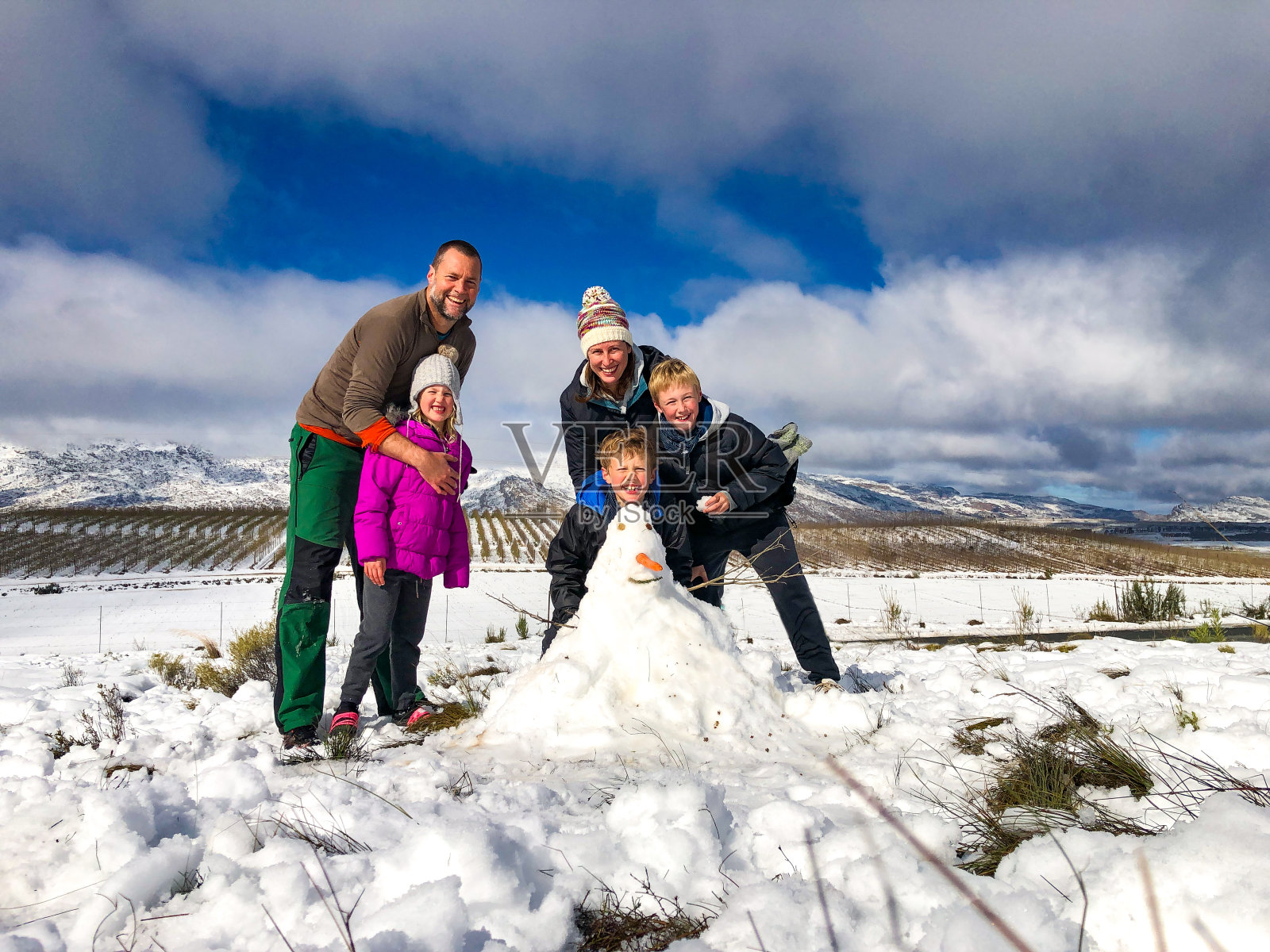 家庭在雪人照片摄影图片