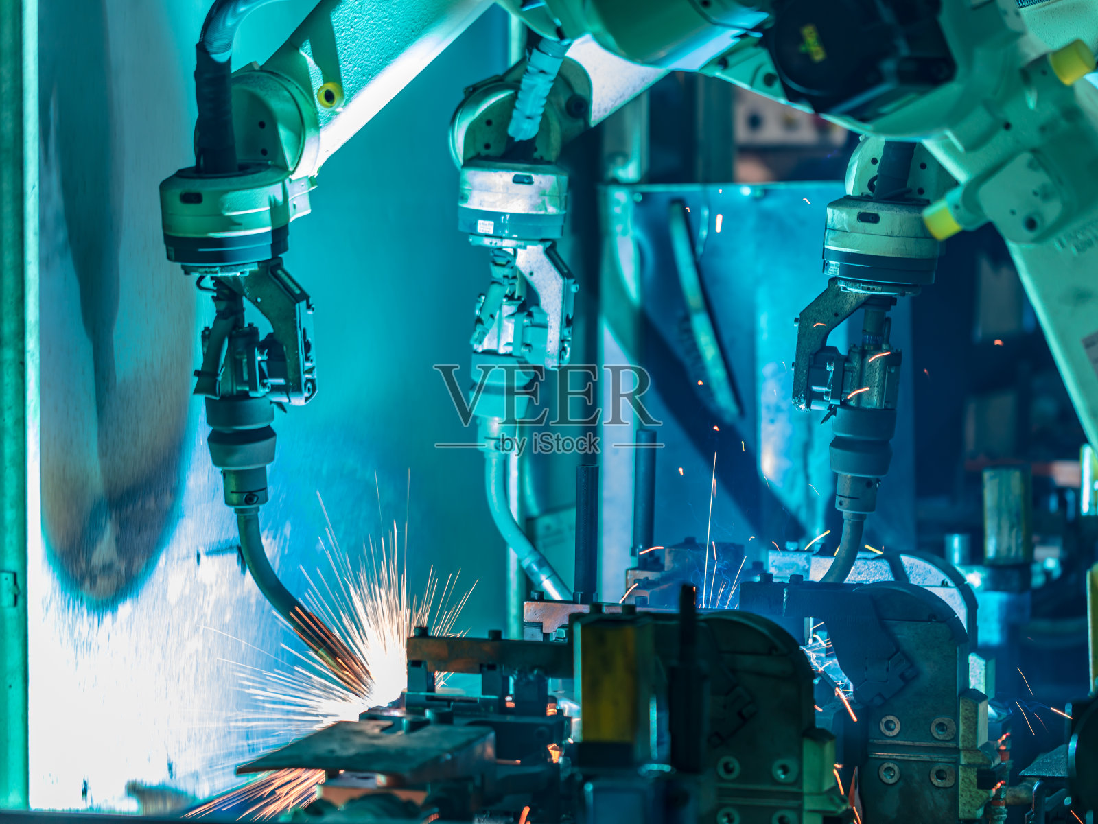 焊接机器人在汽车工厂里移动照片摄影图片