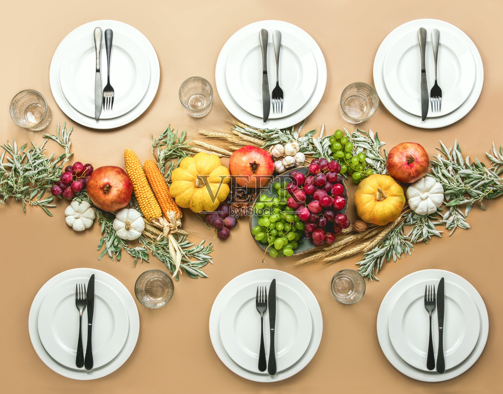 感恩节餐桌上装饰着秋收材料和绿色植物照片摄影图片