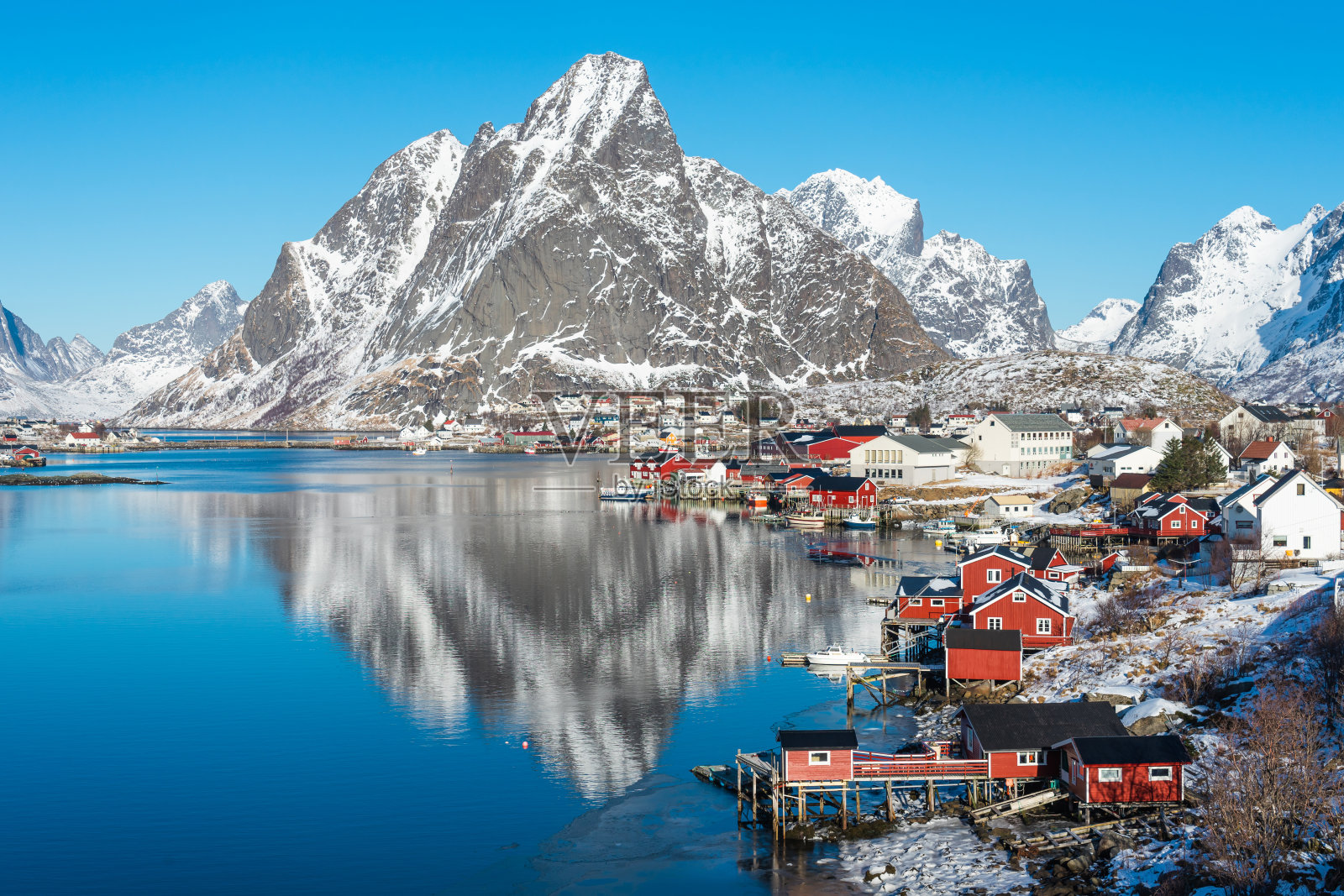 挪威罗浮敦岛，北欧，斯堪的纳维亚半岛，美丽的景色与冬季倒影的勒内渔村照片摄影图片
