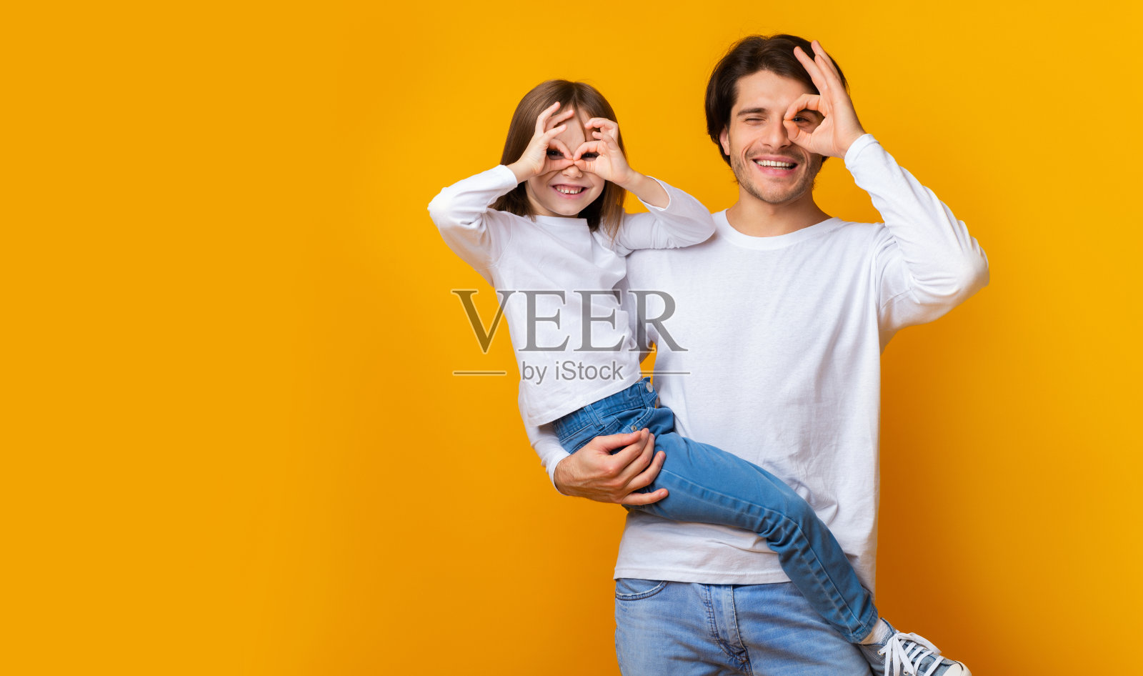 快乐的爸爸和女儿有美好的时间在黄色的背景照片摄影图片