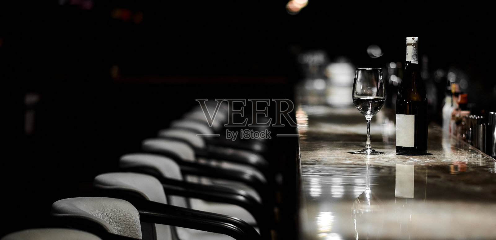酒吧桌子，椅子，瓶子和玻璃杯照片摄影图片