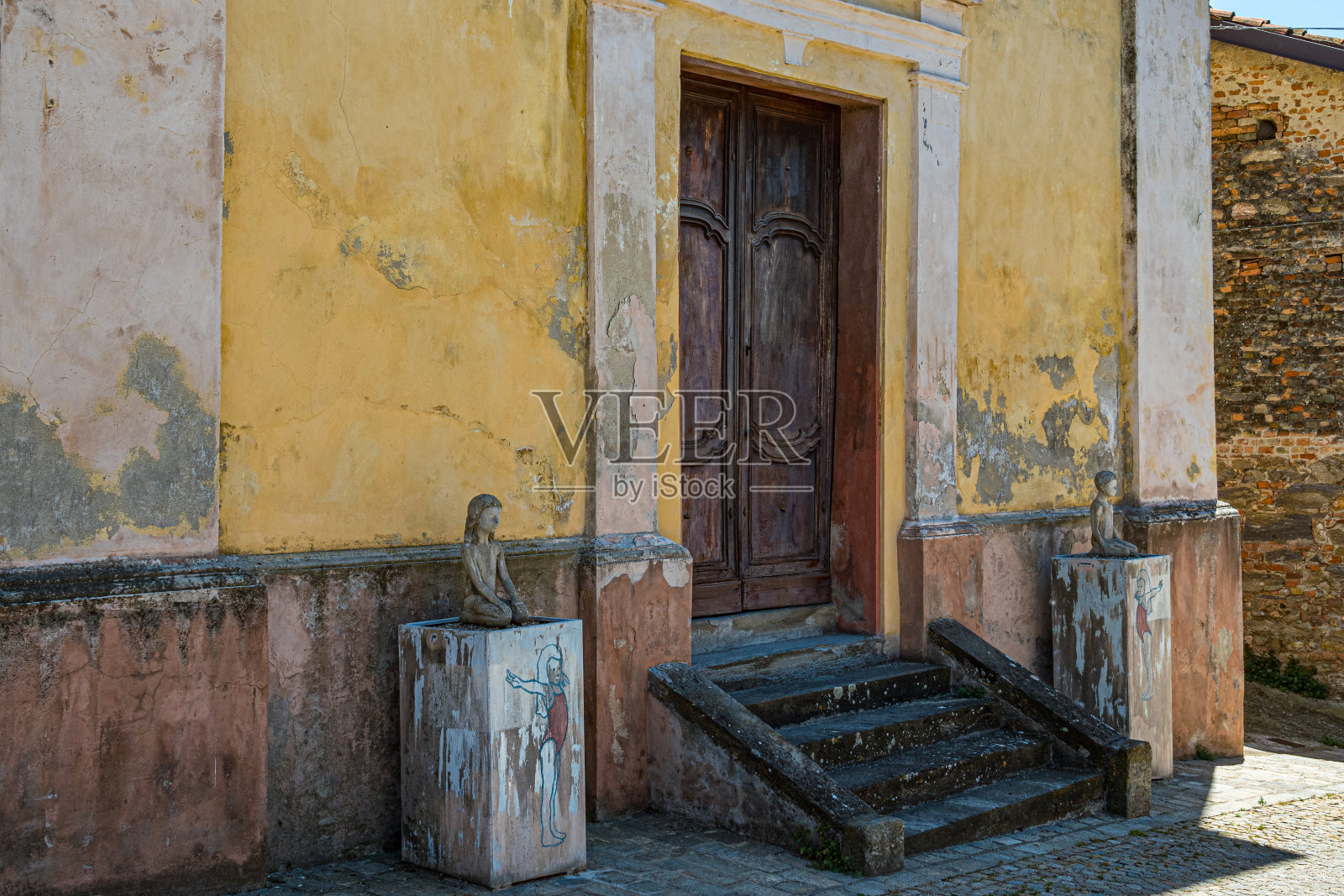 意大利皮埃蒙特一个不知名的小教堂的入口照片摄影图片
