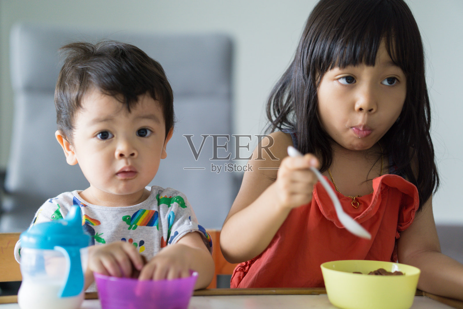 亚洲小男孩和女孩在他们家一起吃早餐照片摄影图片