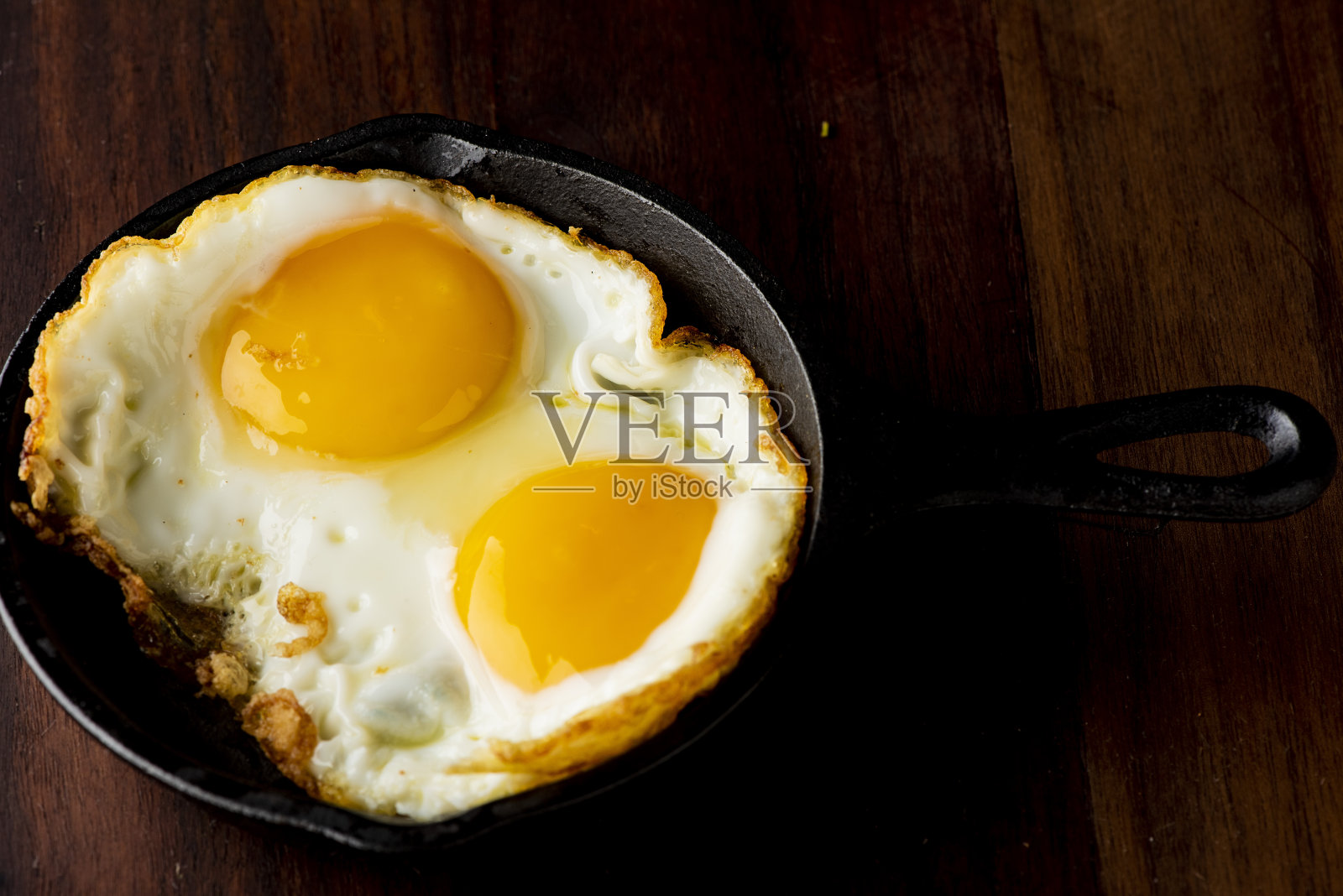煎蛋或单面煎蛋，放在迷你铸铁煎锅中。照片摄影图片