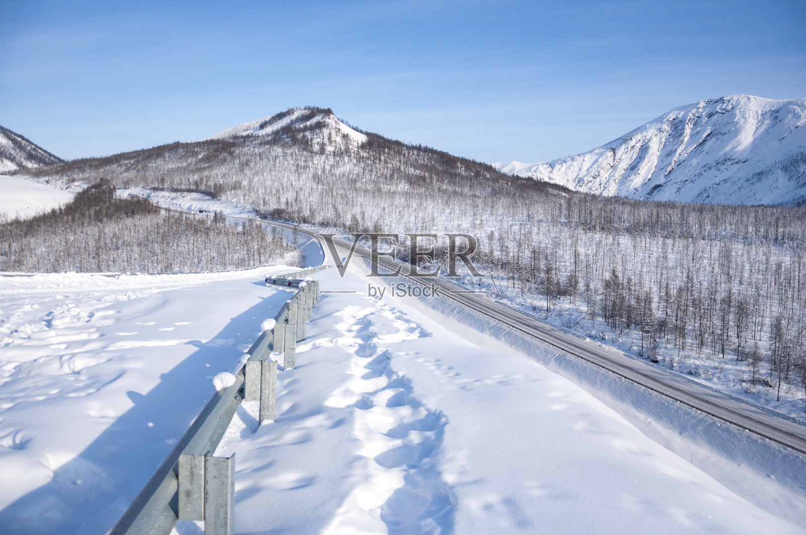 科莱马公路(白骨之路)风景优美的冬季木材景观照片摄影图片