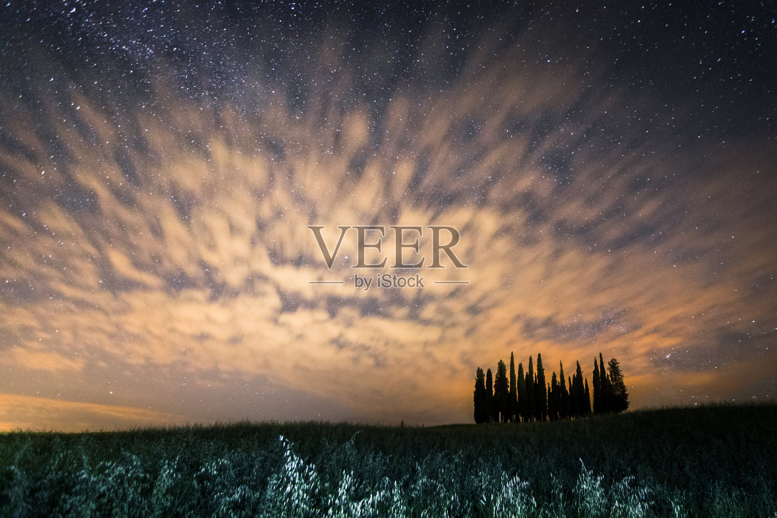 意大利托斯卡纳的瓦尔德奥西亚星夜照片摄影图片