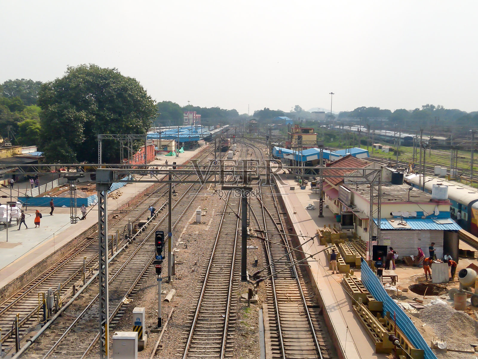 全景印度铁路轨道从铁路人行桥的高角度视角，在封锁期间的一个火车站站台，印度加尔各答照片摄影图片
