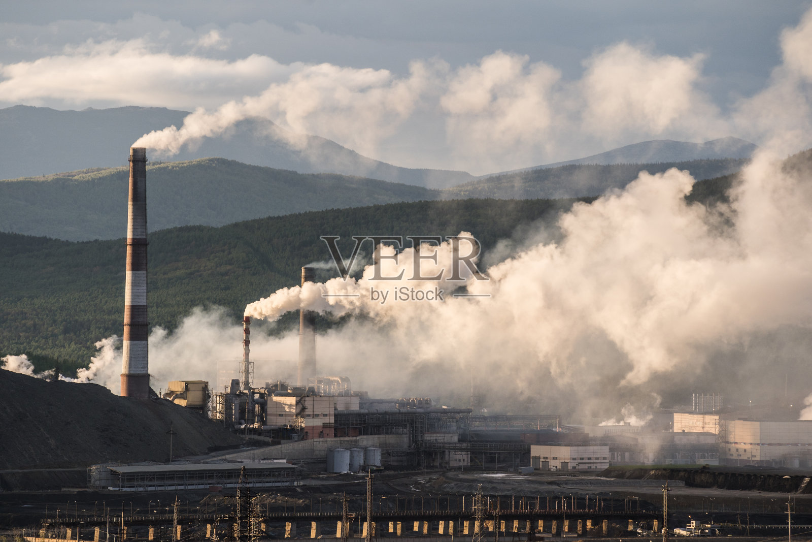 工厂的管道污染空气，环境问题，生态主题，烟从烟囱照片摄影图片