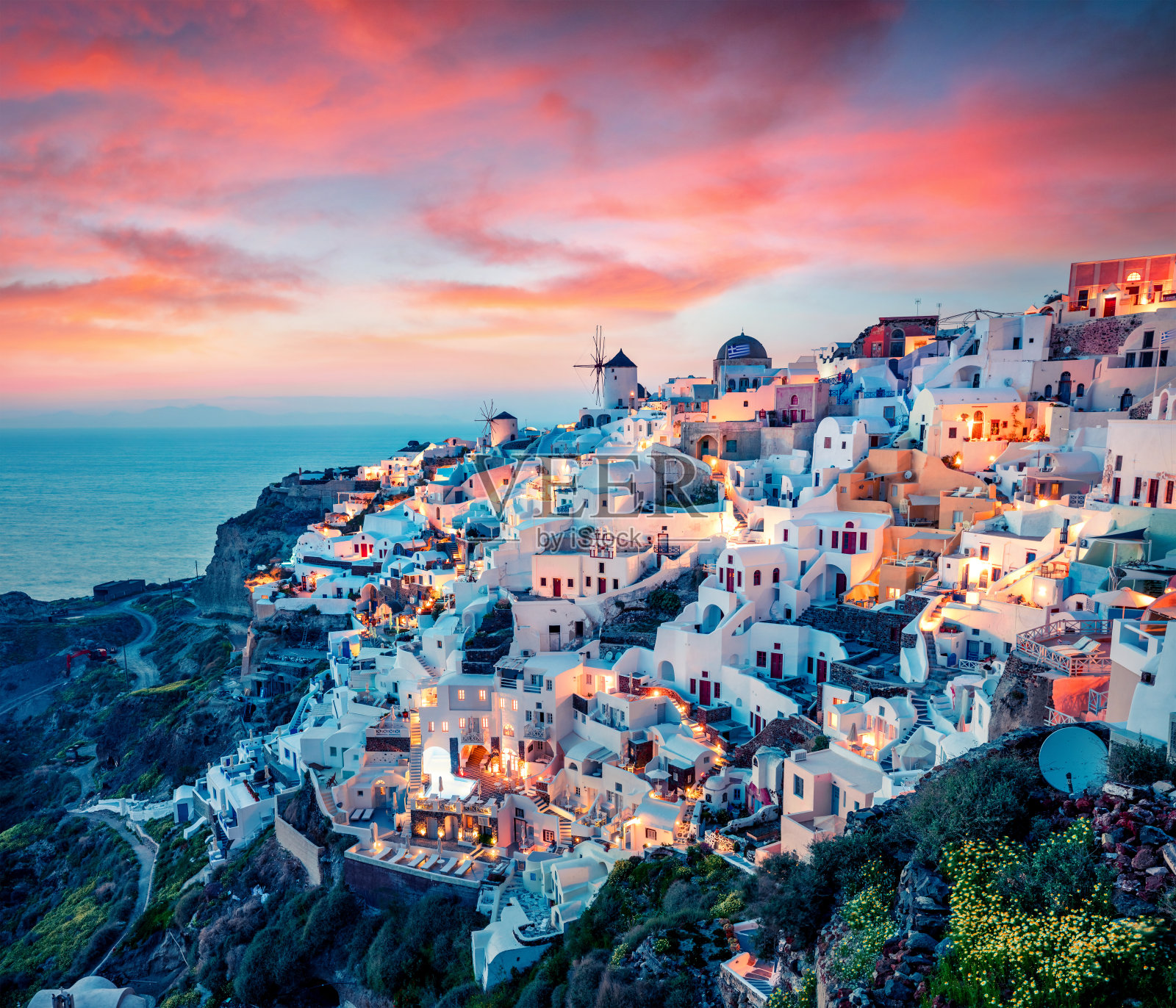 圣托里尼岛令人印象深刻的夜景。风景如画的春天日落在著名的希腊度假胜地伊亚，希腊，欧洲。旅游概念的背景。艺术风格后期处理照片。照片摄影图片