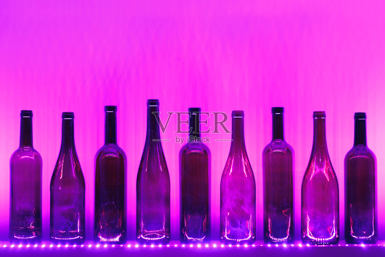 紫色led照明的抽象空酒瓶照片摄影图片