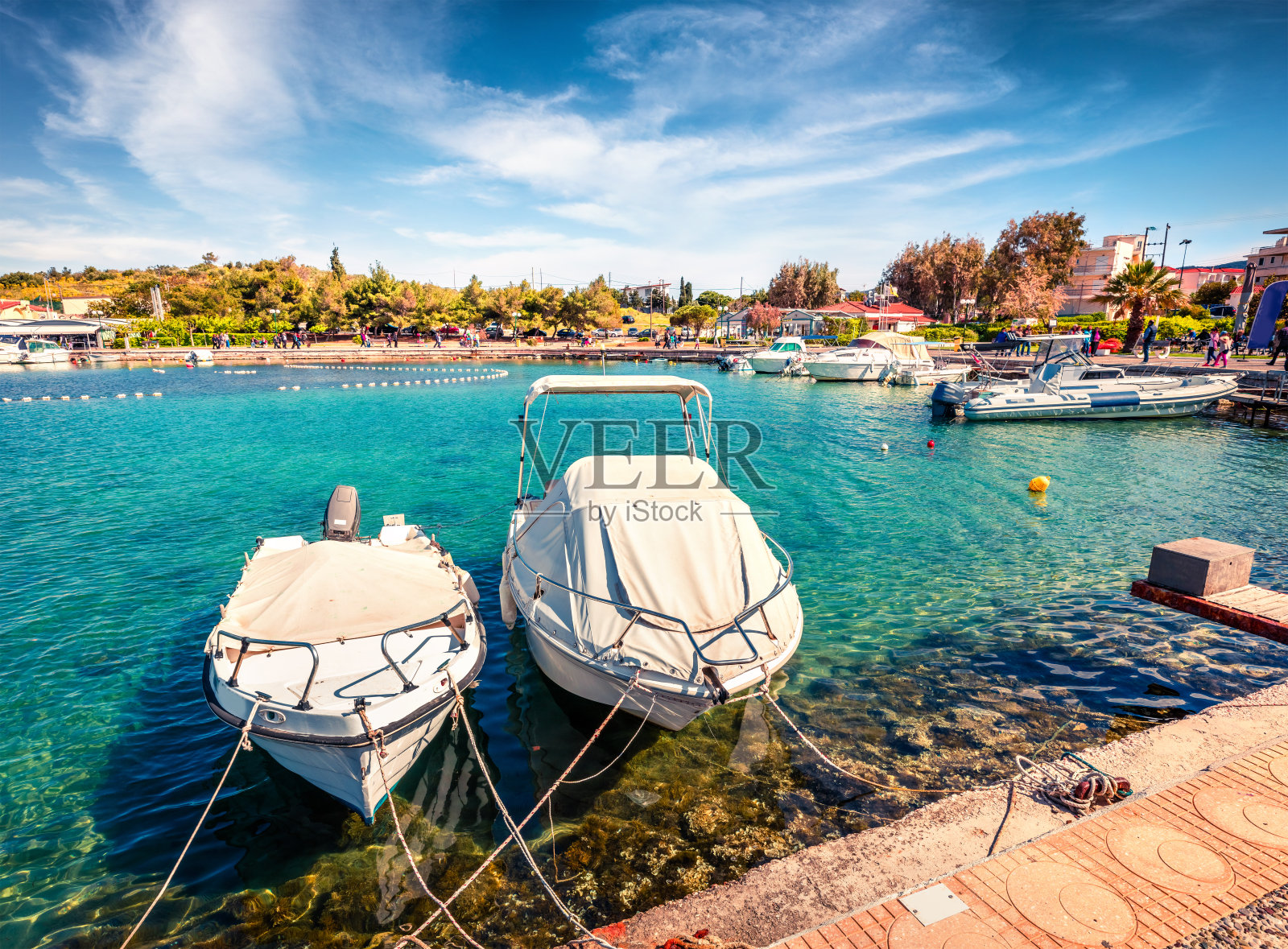 拉夫提港美妙的春景。阳光明媚的早晨，希腊爱琴海海景。旅游概念的背景。照片摄影图片